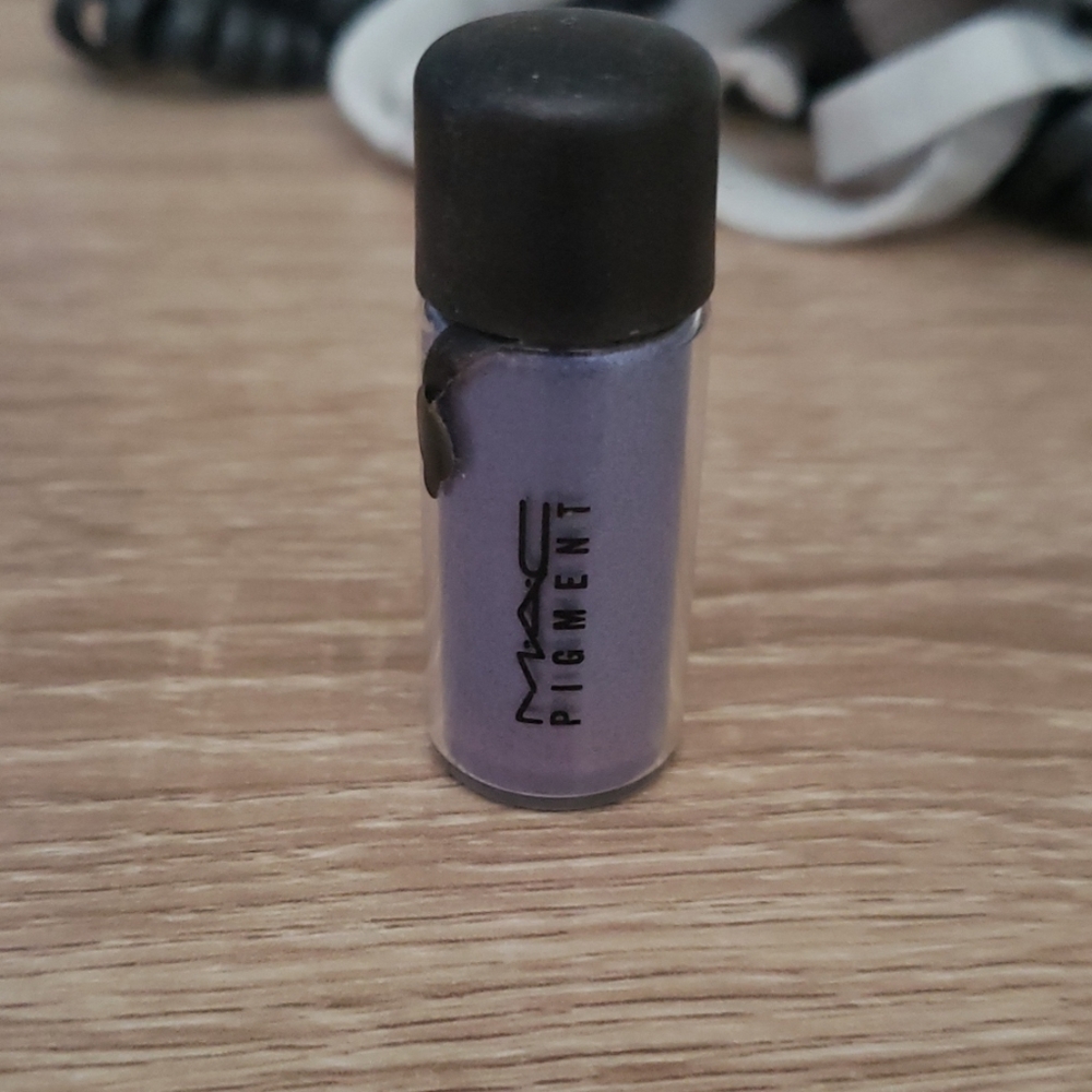 Mac loose pigment in Violet